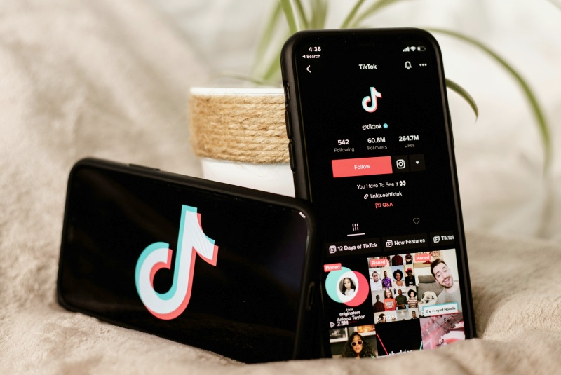 O TikTok enfrenta a Booking: agora é possível reservar viagens e hotéis apenas assistindo aos vídeos