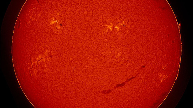 O sol tornou-se um enorme emoticon que sorri para nós de cima.