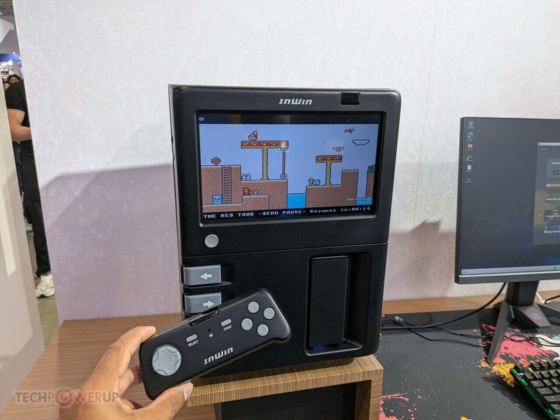 A InWin apresentou o modelo GX‑285, equipado com um console retro integrado e uma tela de 10 polegadas