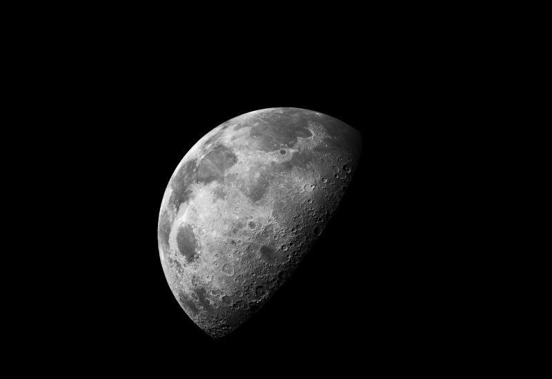 Elon Musk planeja construir uma rede de satélites para IA na Lua, usando uma catapulta gigante para lançá‑la.