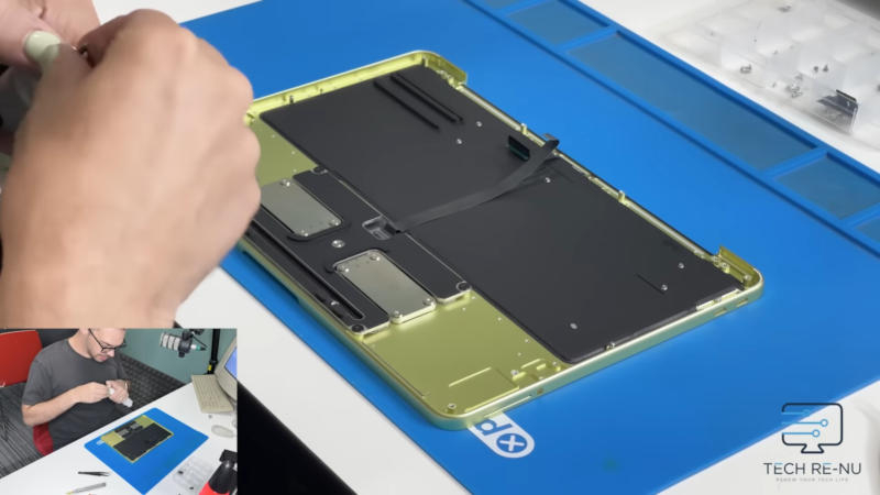 O Apple MacBook Neo revelou ser mais simples do que esperado — nem sequer colaram a bateria.