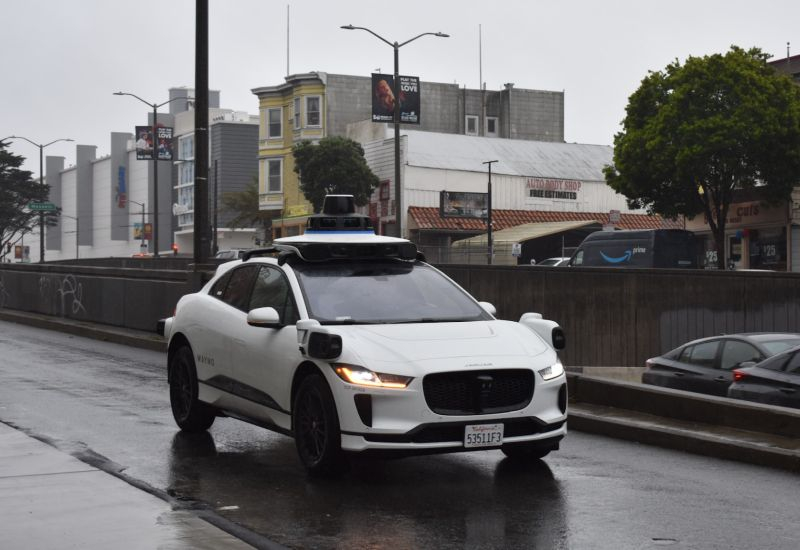 A Waymo está interrompendo o lançamento de robótaxis em rodovias rápidas nos EUA por motivos de segurança.