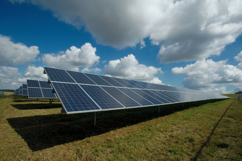 As fontes solares superarão o carvão e o gás até meados da década, mas a inteligência artificial não permitirá abandonar totalmente os recursos fósseis