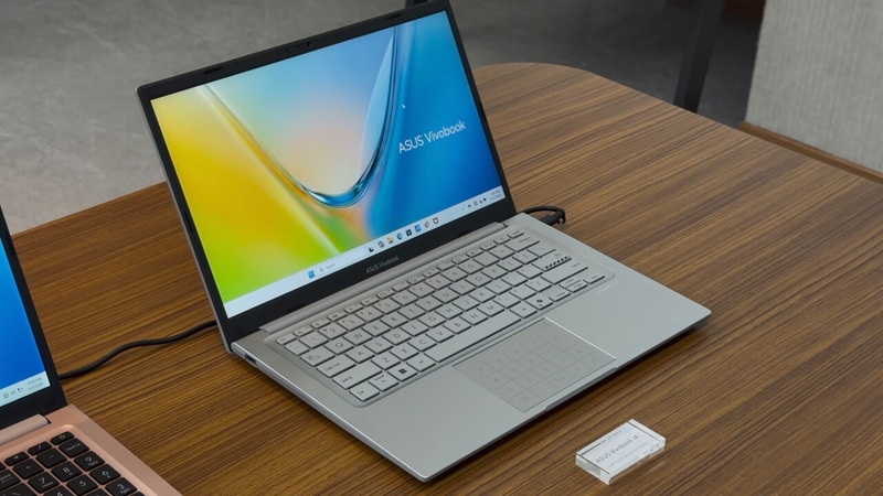 A Asus lançou modelos econômicos da linha Vivobook S14 e S16 com processadores Core 7 de seis núcleos, afirmando que são competitivos em comparação ao MacBook Neo