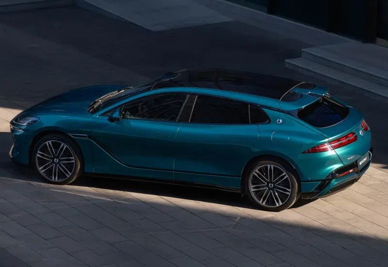 A BYD lançou o carro elétrico Denza Z9 GT, capaz de percorrer 1.036 km sem recarga.