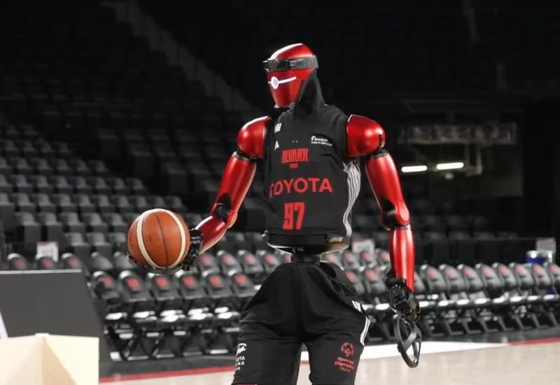 A Toyota apresentou a nova geração de robô basquetebolista com rodas em ação