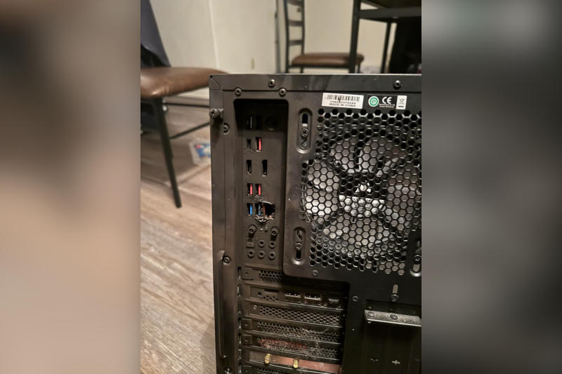 A eletricidade atingiu a casa através do cabo de internet, destruindo o computador e o roteador