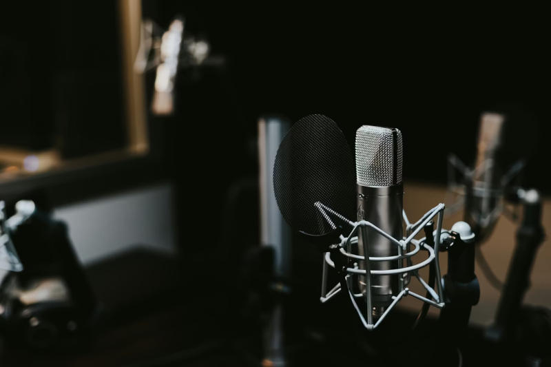 Os chatbots baseados em IA falharam como apresentadores de rádio—cada um tem seu próprio estilo.