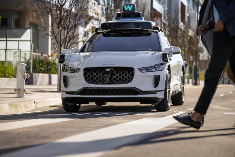O táxi robô Waymo acabou sendo um meio inesperadamente conveniente de fugir do local do incidente