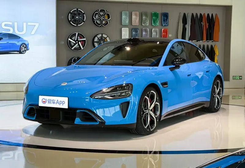 O Xiaomi SU7, após a atualização de design, aparece renovado e promete autonomia de até 902 km.