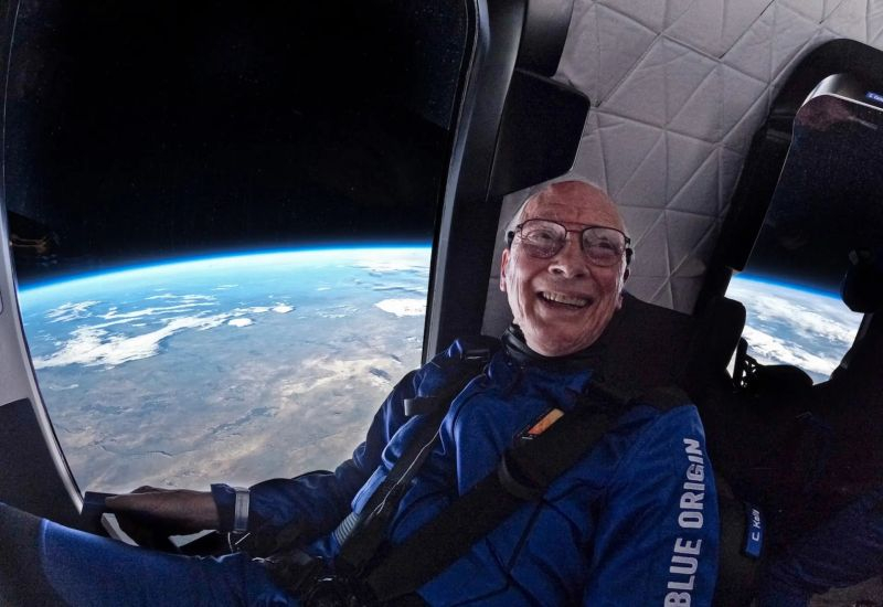 A Blue Origin suspenderá o desenvolvimento do turismo espacial por pelo menos dois anos para se concentrar no projeto lunar.