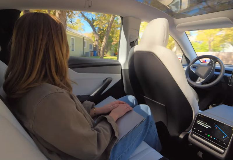 Robôs da Tesla nas engarrafadas: de 25 carros não há motorista, mas eles continuam se movendo