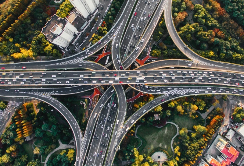 O sistema de IA ensina os carros a reportar buracos na estrada e depois transmite essas informações para os serviços de reparo da via