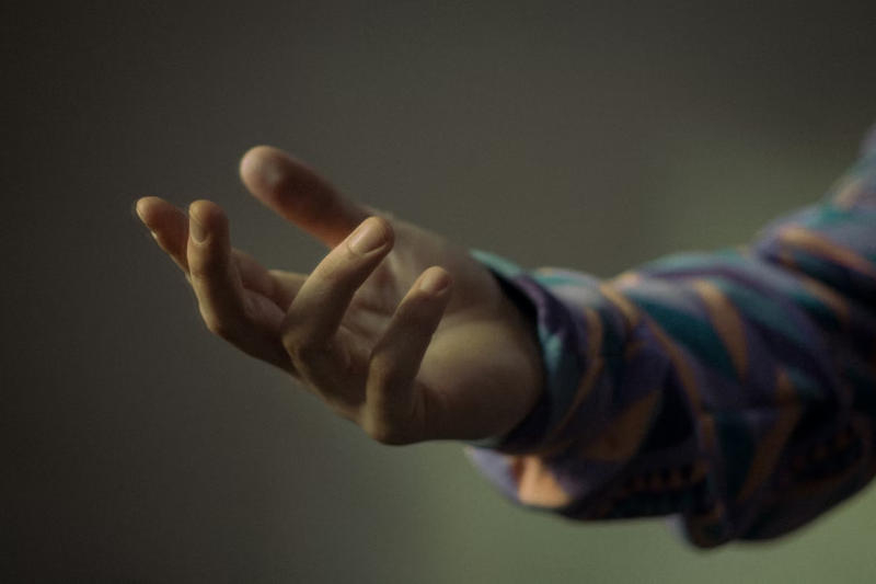 A Apple treinou inteligência artificial para reconhecer apertos de mão desconhecidos com base em sinais EMG.