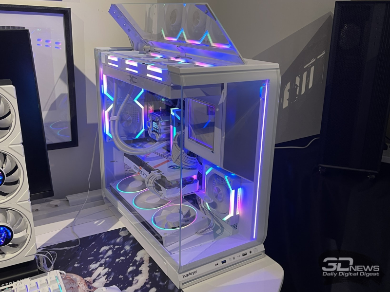 Relatório do estande de exposição 1stPlayer na Computex 2026: carcaças panorâmicas, SSDs, ventiladores-tela e fontes de alimentação pequenas, mas potentes
