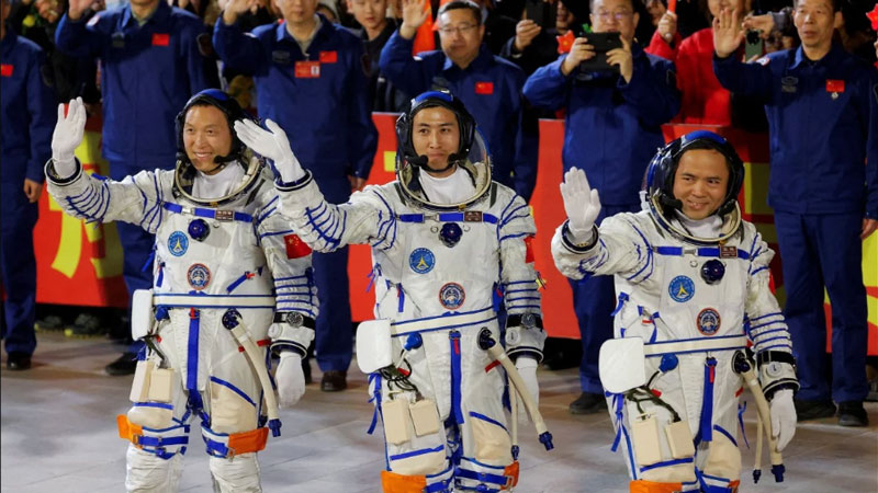 A China adia por um mês a troca de tripulação do “Tiangong” após descobrir uma rachadura no visor.