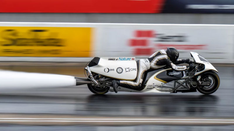 Um inventor britânico criou uma motocicleta a vapor, ficando em segundo lugar em velocidade entre todas as motos do mundo.