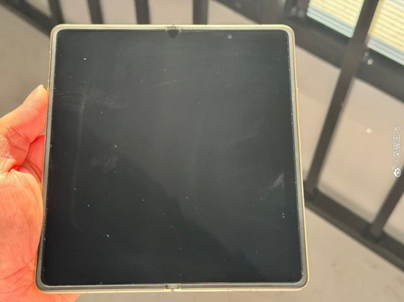 A Oppo e a Honor estão se preparando para lançar telefones dobráveis sem dobradiças na tela — isso é realmente uma solução nova.