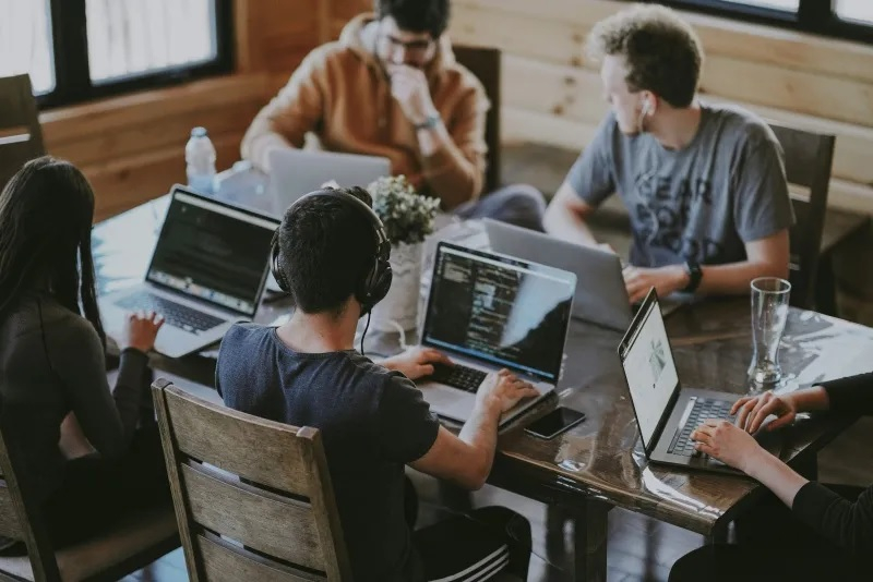 As meta‑ações caíram 9 %, enquanto a Alphabet crescerá 7 % — ambas as empresas estão aumentando os investimentos em inteligência artificial.