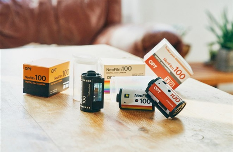 A câmera-chave digital OPT100 Neo Film do Japão é apresentada em forma de bobina de filme de 35 mm