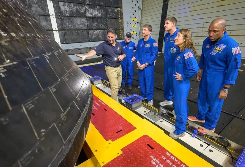 A tela de proteção térmica brilhava: os astronautas da Artemis II inspecionaram a cápsula após o retorno à Terra