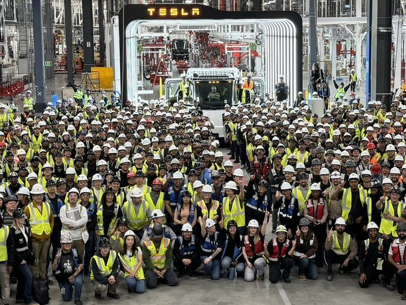 No novo complexo na Nevada apareceu o primeiro caminhão elétrico de série da Tesla Semi.