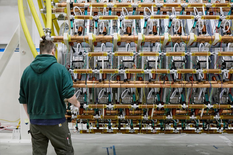 A Pacific Fusion conduziu testes de um protótipo de dispositivo termonuclear econômico que utiliza compressão por condensador de combustível para ignição inercial.
