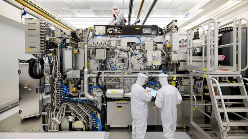 A Intel começou a trabalhar em processos ultra finos de 10A e 7A, e os primeiros circuitos de 14 angstroms serão testados em outubro.