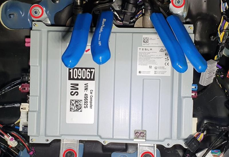 A Musk afirmou que todos os Teslas teriam piloto autônomo total desde 2016, mas agora é necessário atualizar o hardware em microfábricas especializadas.