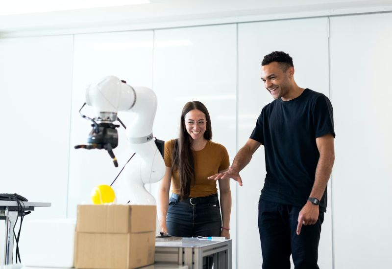 Metade das empresas que substituiram funcionários por bots de IA planeja trazer o pessoal de volta em 2025.