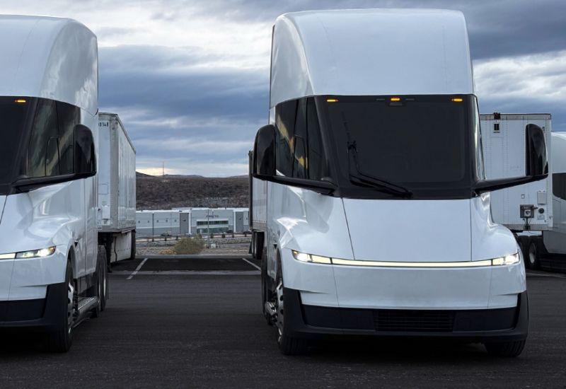 O preço dos caminhões elétricos Tesla Semi acabou sendo significativamente mais alto do que o anunciado, mas ainda assim inferior ao dos concorrentes.