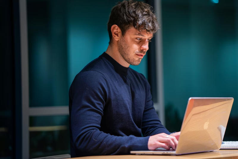 Usuários ativos de inteligência artificial enfrentam um risco aumentado de esgotamento profissional