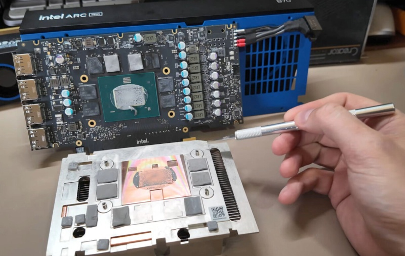 O novo Big Battlemage finalmente apareceu em foto: na internet revelaram um teste detalhado da placa de vídeo Intel Arc Pro B70