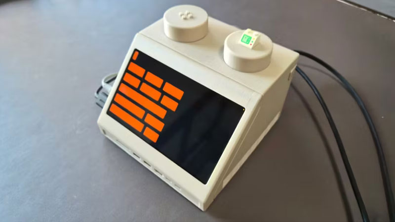 O Mac mini foi escondido dentro de um ladrilho LEGO ampliado, decorado como um terminal dos anos 70.