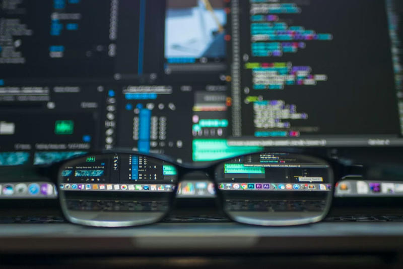 O mercado de criptomoedas está em pânico devido a hackers de IA; os setores DeFi se mostraram vulneráveis, com um fluxo contínuo de US$ 130 bilhões.