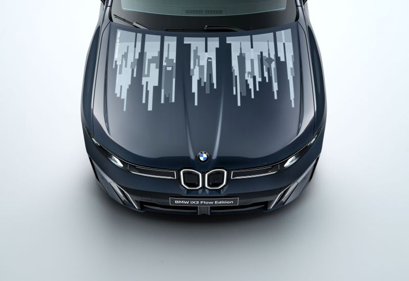 O BMW iX3 Flow Edition exibe um capô que muda de cor usando a tecnologia “tinta eletrônica”.