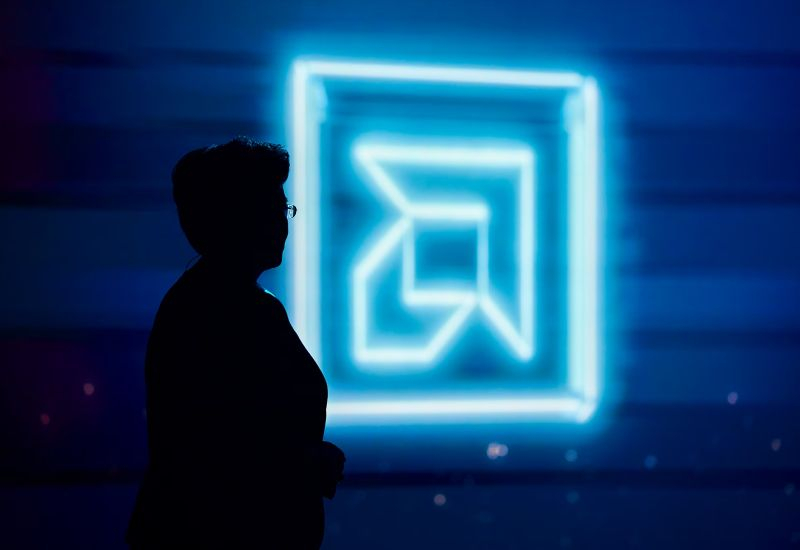 A AMD atingiu uma capitalização de mercado recorde de US$ 454 bilhões, ultrapassando a Intel em quase um terço.